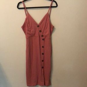 Bodycon pink dress with slit and buttons